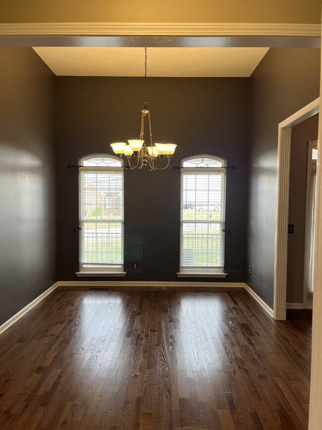 Building Photo - "Charming 3-Bedroom Home with 2 Full Bathr...