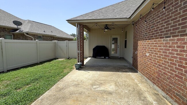 Foto del edificio - 111 Old Outpost Rd