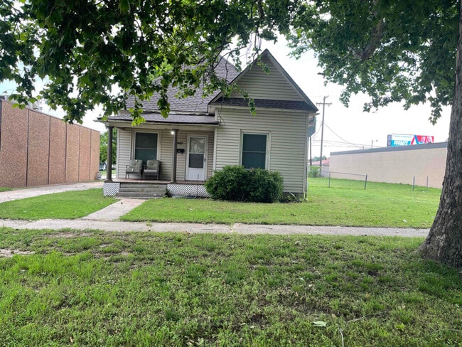 Building Photo - 907 W Oklahoma Ave