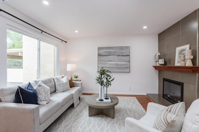 Building Photo - 4428 Del Valle Pkwy