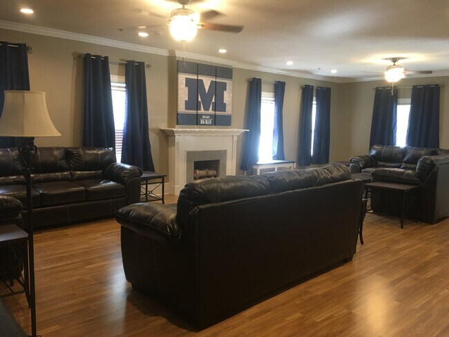 Formal Living Room - 164 North Park Place