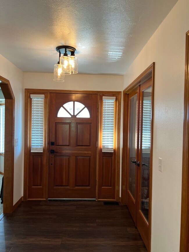 Building Photo - HUGE HOME FOR RENT!! Half off First Months...