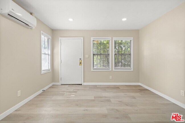 Foto del edificio - 717 W 75th St