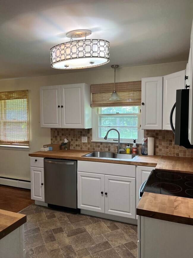 Building Photo - 2 Bedroom Home In Carlisle