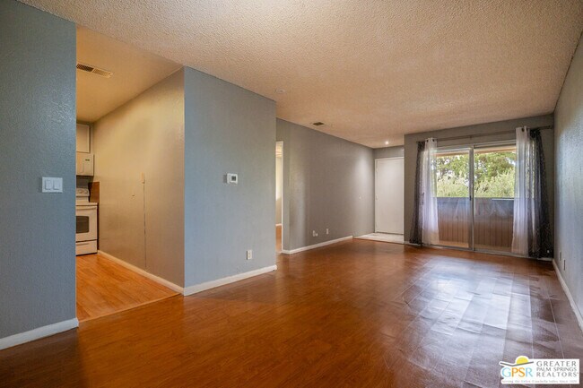 Building Photo - 550 N Villa Ct