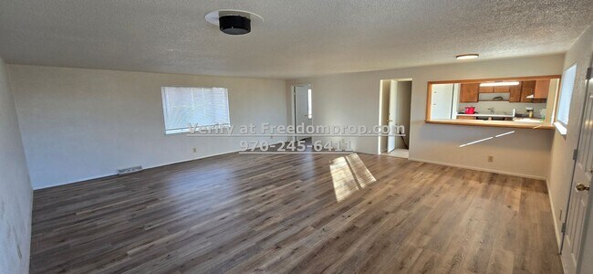 Building Photo - Plenty of Space 2 or 3 Bedroom 1 Bath House