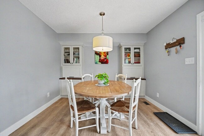 Foto del edificio - Modern 3-Bedroom Townhome Featuring an Updated Kitchen and Spacious Primary Suite