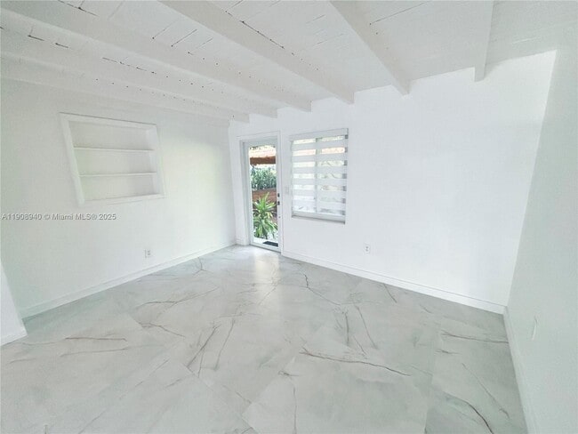 Foto del edificio - 330 NE 88th St