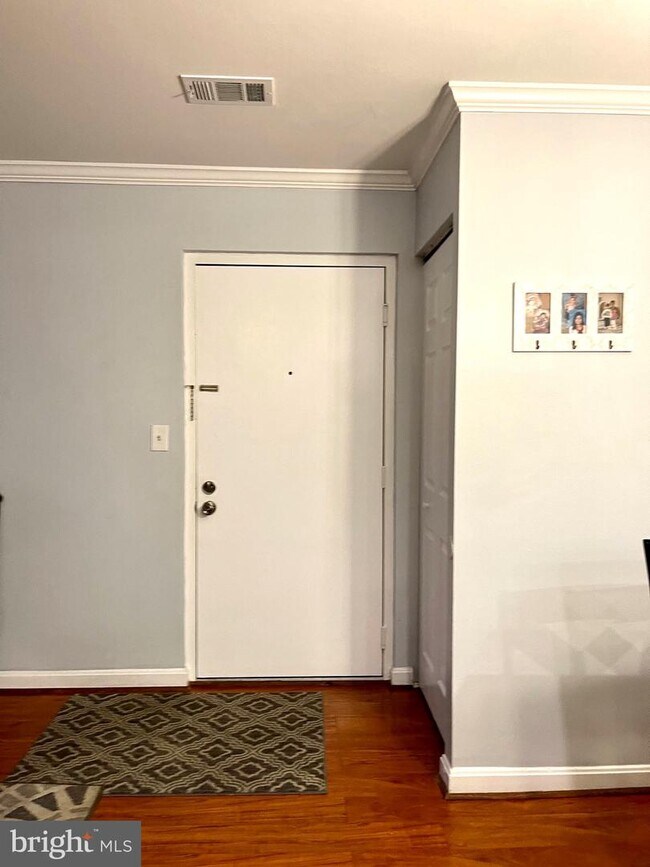 Foto del edificio - 8201 Whispering Oaks Way