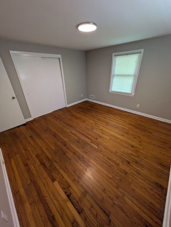 Building Photo - Recently Renovated 2BD/1BA Duplex in Hickory!
