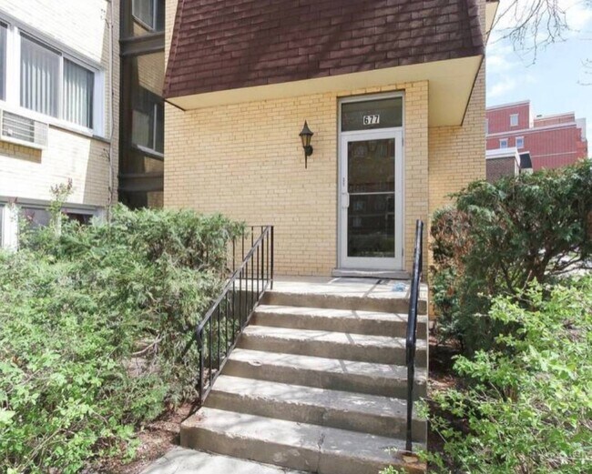Building Photo - 677 S River Rd