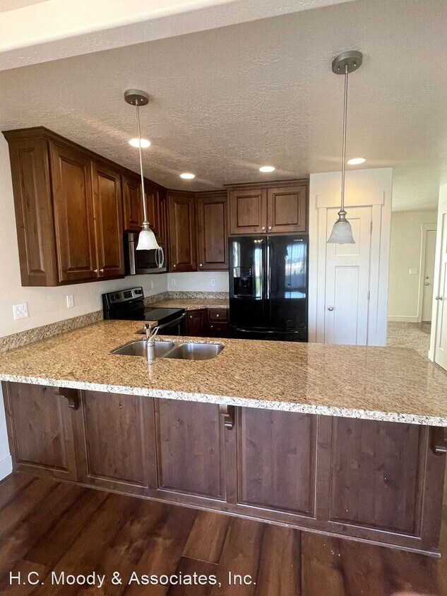 Primary Photo - 4 br, 2.5 bath House - 895 Independence Ave.