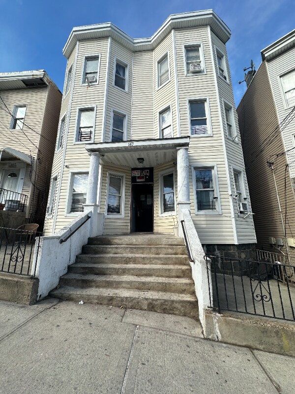 Foto principal - 147 Beech St