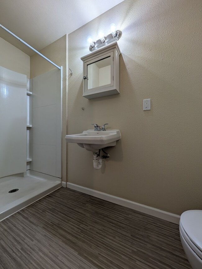 Building Photo - Nice 1bdrm/1bath apartment close to shopping and restaurants!