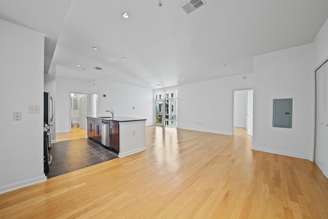 Building Photo - 1100 Adams St