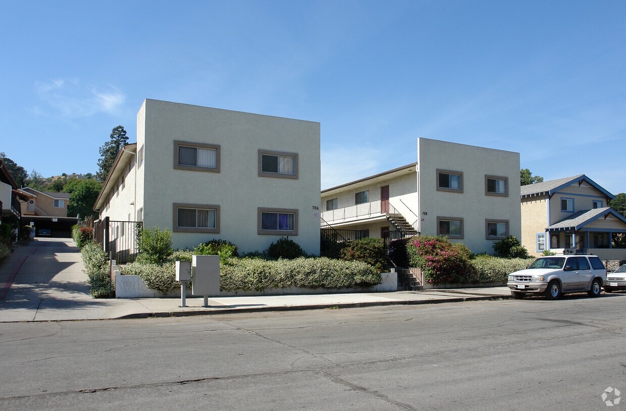 Building Photo - 711 E Pleasant St