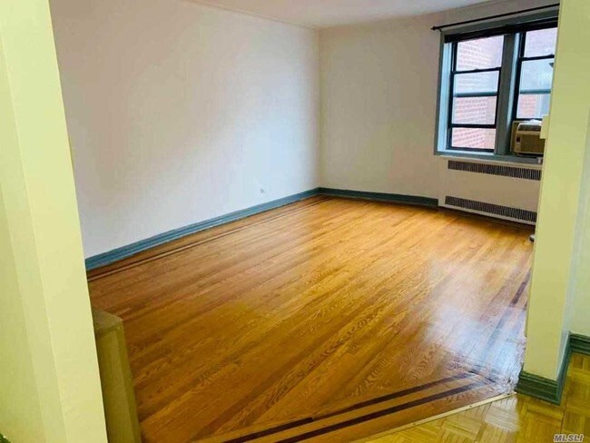 Foto del edificio - 88-12 Elmhurst Ave
