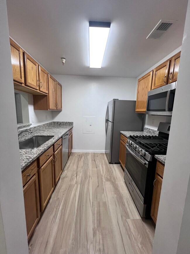 Building Photo - 6632 Lake Park Dr