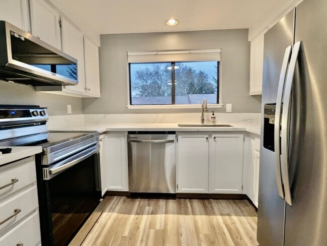 Foto del edificio - Stunning 2 Bedroom Condo with Fireplace, Modern Upgrades and Air Conditioning!