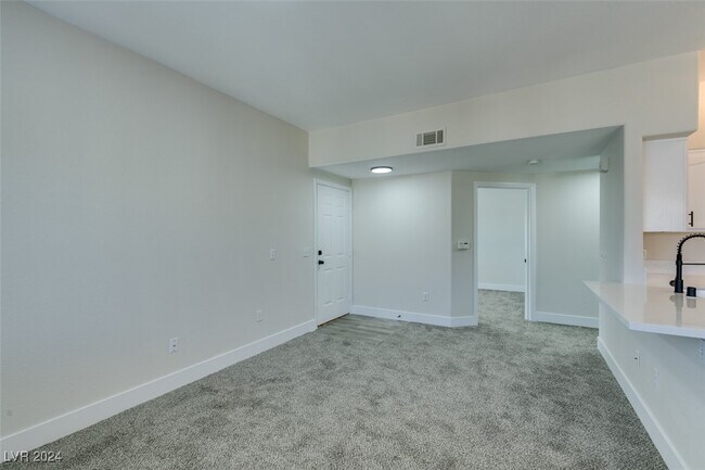 Building Photo - 3400 Cabana Dr