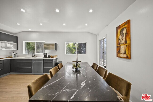 Foto del edificio - 6295 Ivarene Ave