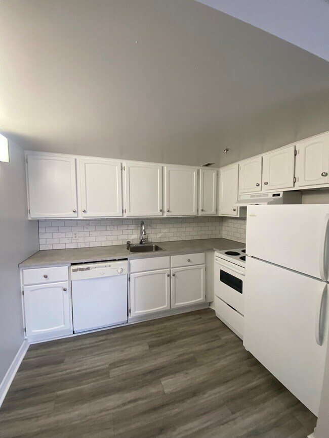 Photo du bâtiment - WELCOME TO THE SEACOAST TOWER - ONE BEDROOM APARTMENT AVAILABLE