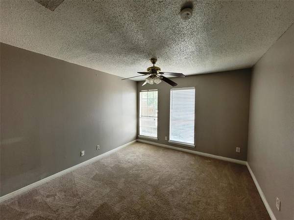 Foto del edificio - 12100 Overbrook Ln