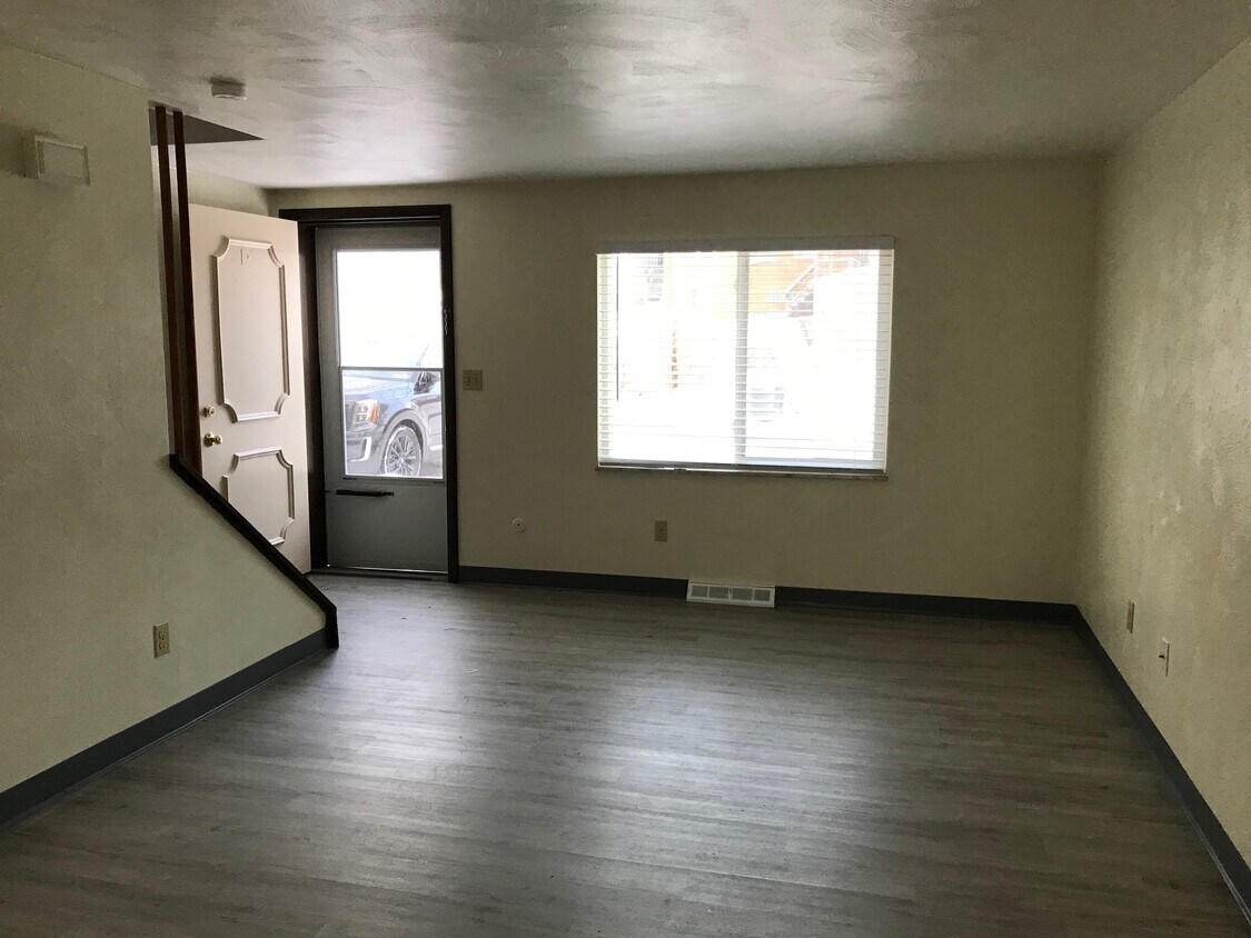 1042 Largo Way, East McKeesport, PA 15035 Townhome Rentals in East