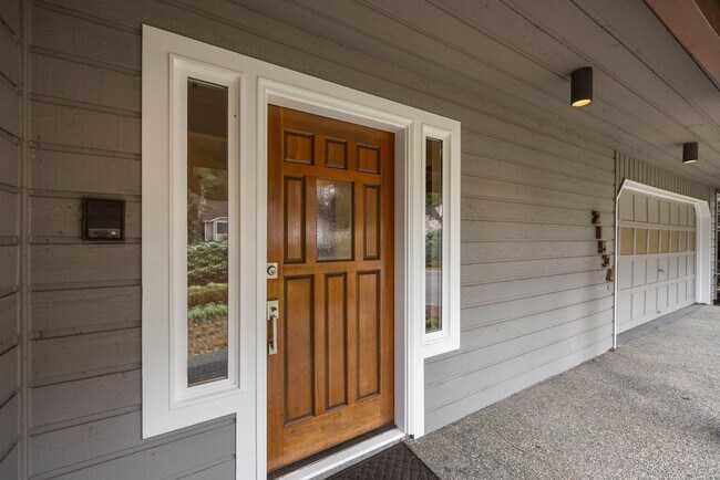 Building Photo - Brierwood Three-Bed Home