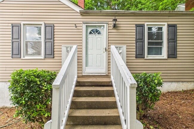Foto del edificio - Adorable Home, Harwood Floors and Convenie...