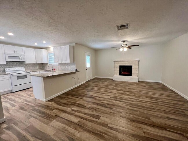 Building Photo - 1705 Westwind Dr