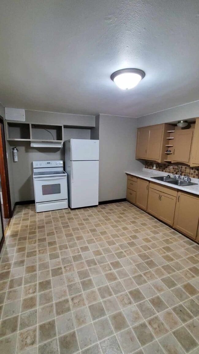 Kitchen - 116 W Maes Ave