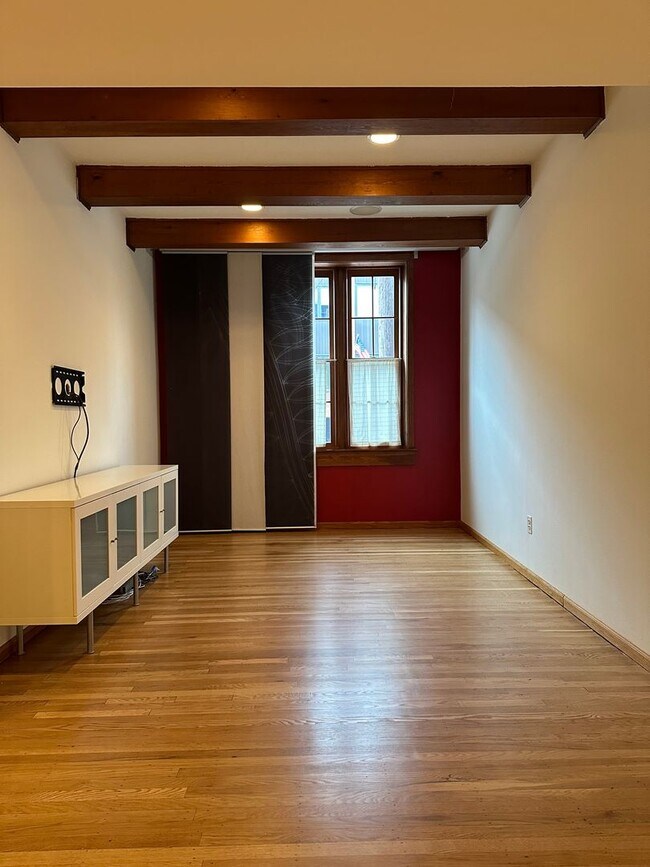 Building Photo - Bright 2 bed 1 bath available now