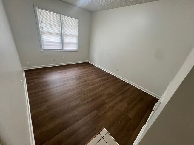 Building Photo - Spacious 2 bedroom townhome