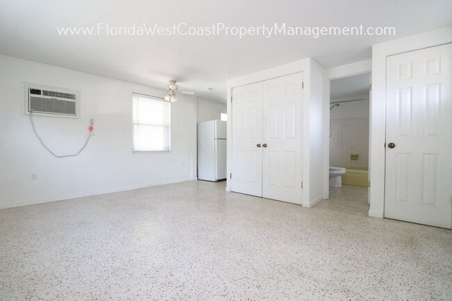 Building Photo - STUDIO UNIT AVAILABLE! STICKNEY POINT!! CU...