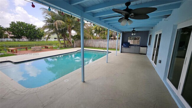 Foto del edificio - 9480 NW 10th St