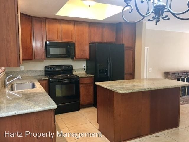 Building Photo - 1801 Crestwood Ct