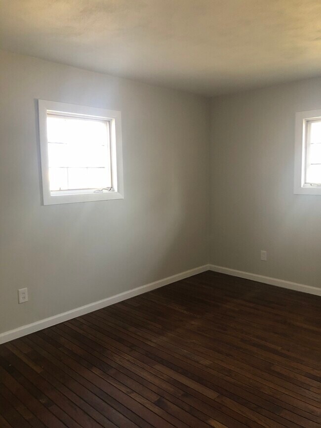 Building Photo - Renovated Rent to Own home in Belleville!