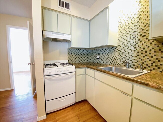 Building Photo - 2800 Swisher St