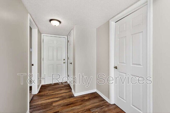 Foto del edificio - 6016 McClellan Ct