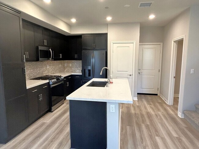 Foto del edificio - ARLETTA WAY FULLERTON 92835  (3 BED / 2.5 BATH)