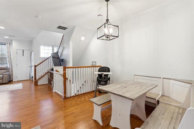 Entry to main floor Open Floor Plan. DR to right. - 3152 W Master St