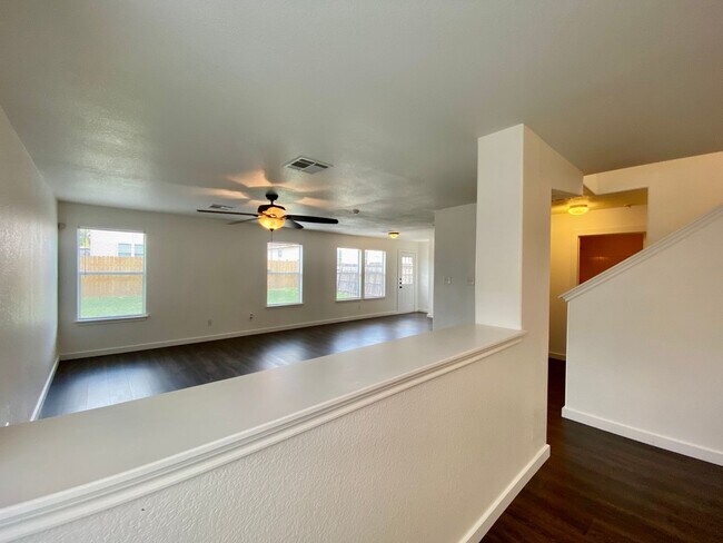 Building Photo - 4 Bedroom, 3 Bathroom in Del Valle!!