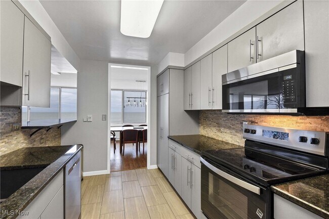 Foto del edificio - 12700 Lake Ave