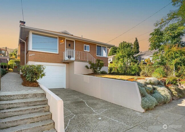 Front - 3931 Woodland Park Ave N