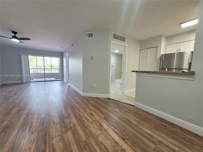 Building Photo - 2850 N Oakland Forest Dr