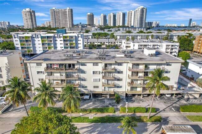 Foto del edificio - 3665 NE 167th St