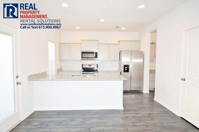 Foto del edificio - Amazing 3BR/2.5BA Mboro townhome 1mi from I-24! Triple Blackman Schools!
