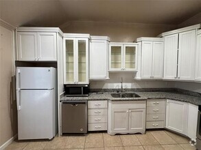 Building Photo - 5400 Village Green Dr