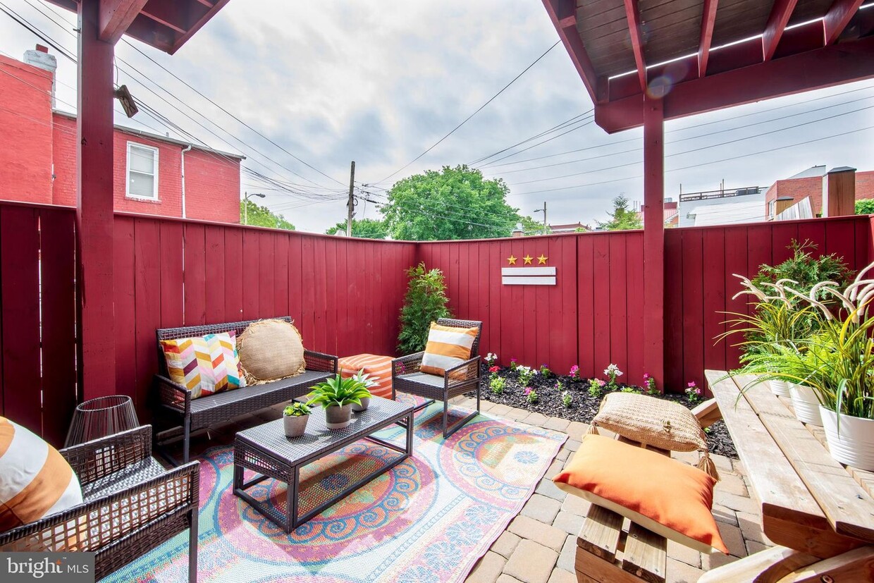 Primary Photo - 834 Lamont St NW